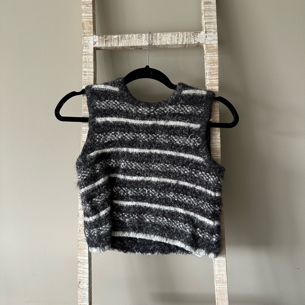 Short sleeve sweater